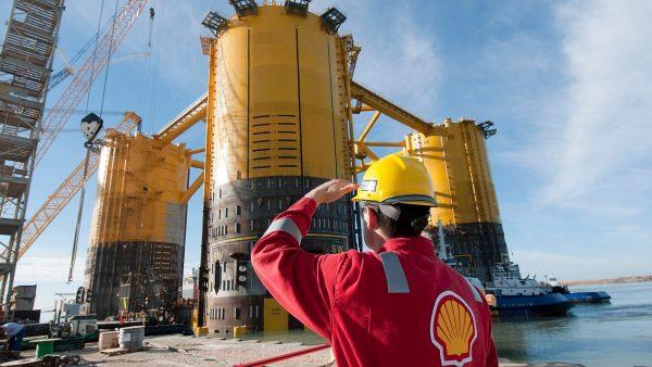 ONG acusó a Shell por incumplir fallo climático y por solo destinar el 8% de sus inversiones a fuentes renovables