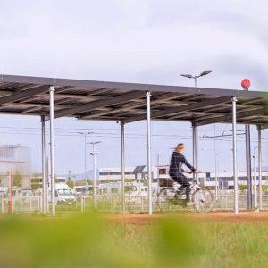 Así es el primer carril para bicicletas que funciona con energía solar