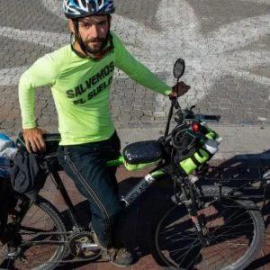 Tiene 37 años y recorrió cerca de 3 mil kilómetros en bicicleta para concientizar sobre el cuidado del suelo