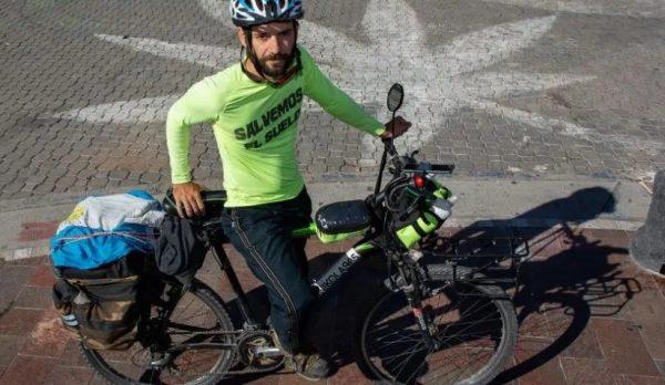 Tiene 37 años y recorrió cerca de 3 mil kilómetros en bicicleta para concientizar sobre el cuidado del suelo