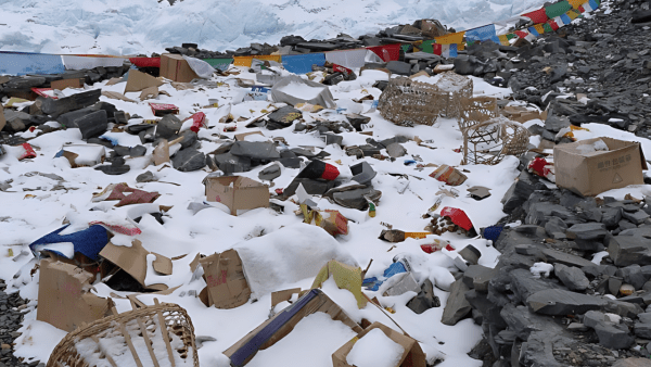 Video: el Monte Everest no para de acumular basura y ya tiene más de 1000 kilos de residuos