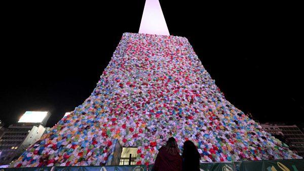 Más de 30 mil bolsas plásticas cubrieron el Obelisco para concientizar sobre el reciclaje