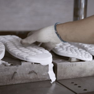 Zapatillas con suelas recicladas: qué marca ya las fabrica en la Argentina y cómo comprarlas