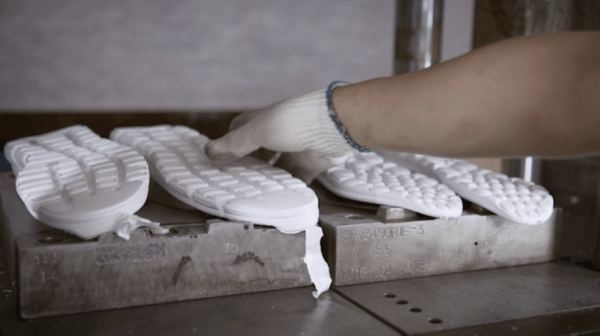 Zapatillas con suelas recicladas: qué marca ya las fabrica en la Argentina y cómo comprarlas