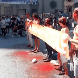 Activistas climáticos se arrojaron salsa de tomate contra el Baptisterio de Florencia