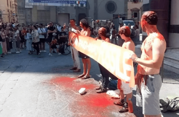 Activistas climáticos se arrojaron salsa de tomate contra el Baptisterio de Florencia