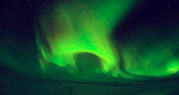 Un fenómeno tiñó de verde el cielo de la Antártida Argentina y fue viral en redes sociales