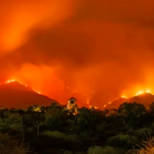 Incendio en Córdoba: casi 100 bomberos luchan contra el fuego en el Cerro Uritorco