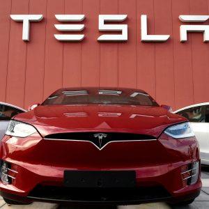 Tesla lanza dos versiones económicas de sus vehículos eléctricos más caros