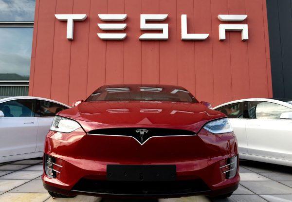 Tesla lanza dos versiones económicas de sus vehículos eléctricos más caros