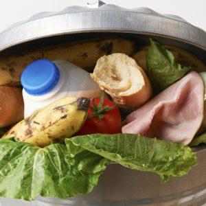 Así la Unión Europea busca reducir los desperdicios de alimentos y textiles