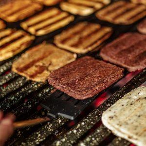 Del quincho al emprendimiento: la historia de Bien Plantados, la marca de hamburguesas cuadradas sin carne que conquista el mercado