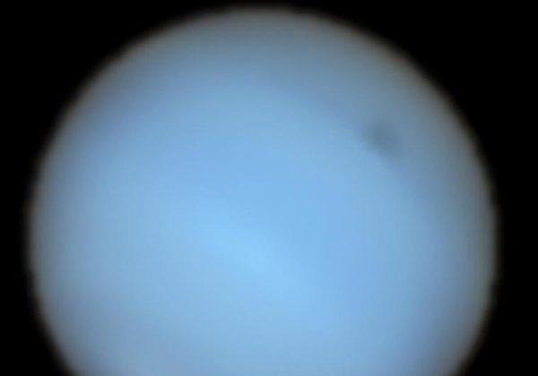 Científicos detectan por primera vez desde la Tierra una mancha oscura en Neptuno
