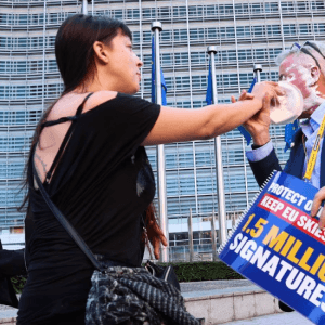 Cambio climático: Activistas atacan al CEO de la empresa Ryanair en Bélgica