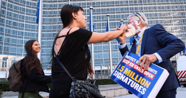 Cambio climático: Activistas atacan al CEO de la empresa Ryanair en Bélgica