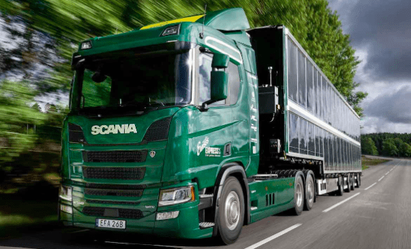 Scania presentó su camión híbrido impulsado por 100 metros cuadrados de paneles solares
