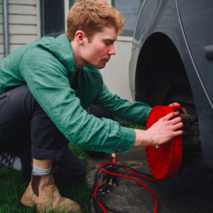 Un estudiante diseñó un dispositivo que puede convertir cualquier auto en híbrido