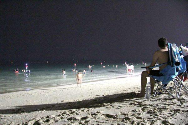 Ante el intenso calor, la polémica iniciativa que adoptaron las autoridades de Dubai en la playa