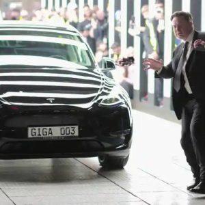 La visión de Elon Musk sobre reducir la dependencia de la propiedad del automóvil