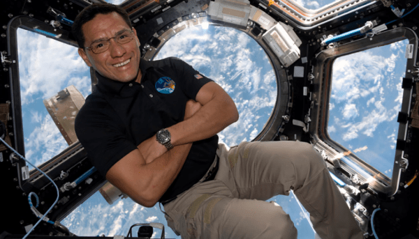 Este astronauta de la NASA rompe récord de tiempo en el espacio: cuánto estuvo