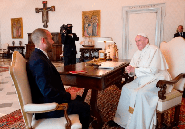 El Papa Francisco recibió al exministro Martín Guzmán, ¿de qué hablaron?