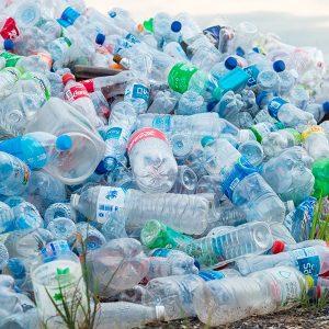 Anuncian la primera exposición de productos hechos con plástico reciclado o reutilizado