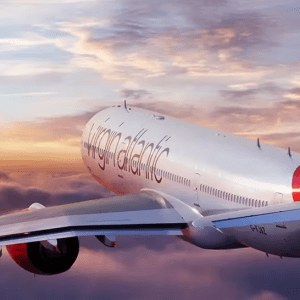 Una compañía británica hizo el primer vuelo transatlántico con combustible 100% sostenible