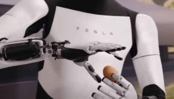 Tesla presentó la nueva generación de su robot Optimus y causó furor por su estabilidad