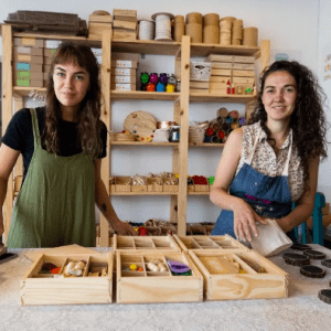Dos hermanas reciclan árboles caídos y fabrican juguetes sustentables