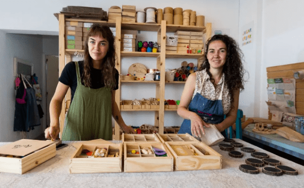 Dos hermanas reciclan árboles caídos y fabrican juguetes sustentables