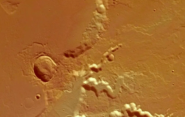 Hallaron una enorme reserva de agua helada bajo el ecuador de Marte