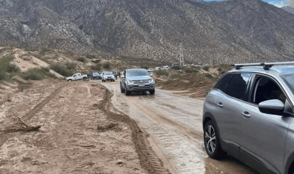 Un alud de lodo y barro cortó el paso de Mendoza a Chile