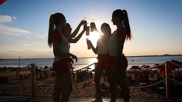 Una importante multinacional de bebidas impulsa la limpieza de costas en Argentina  