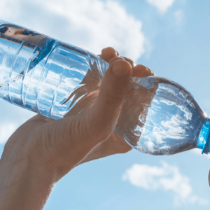 Qué son los nanoplásticos y por qué no  habría que tomar agua embotellada