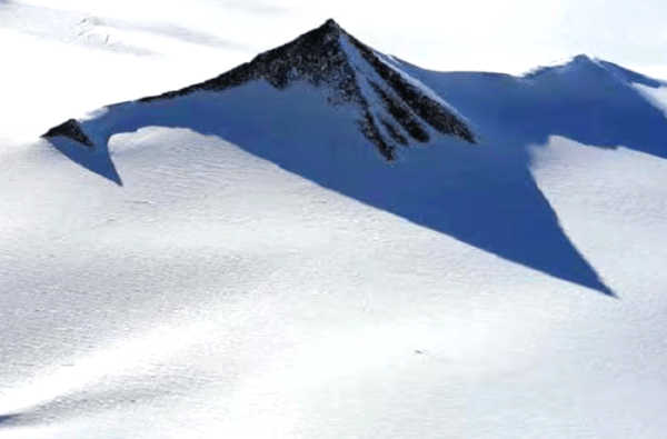 Apareció una “montaña pirámide” en la Antártida y circula la versión que estaría vinculada a OVNIs