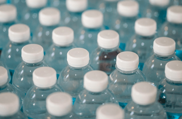 Investigadores analizaron 280 muestras de agua en botella y solo una marca estaba libre de microplásticos