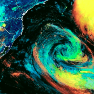 El fenómeno “rarísimo” que ataca la costa de Brasil y podría dirigirse hacia otra zona