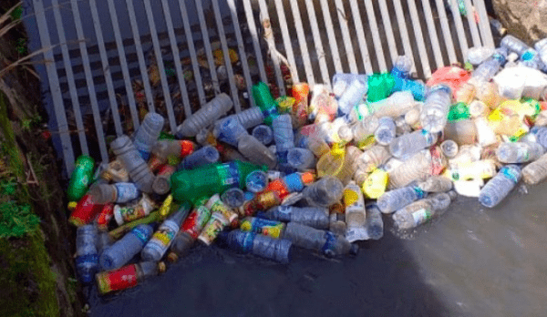 Crearon una barrera que impiden la llegada de plásticos a mares y océanos