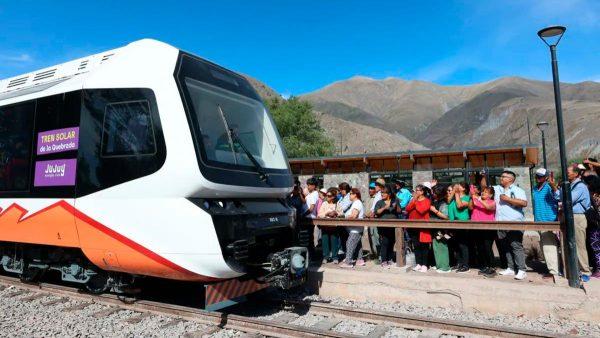 Cómo funciona el tren turístico solar que recorre pueblos majestuosos de Jujuy