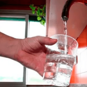 Proponen hervir el agua de la canilla para reducir la cantidad de microplásticos