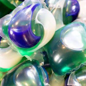 Buscan prohibir las cápsulas de detergente para lavarropas y así evitar microplásticos en la ropa