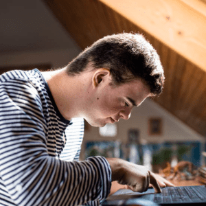 Una importante empresa de seguros lanza becas gratuitas en tecnología para personas con discapacidad