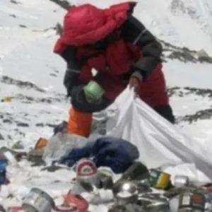 Debido a la contaminación, esta es la decisión drástica que tomaron para quienes decidan escalar el Monte Everest