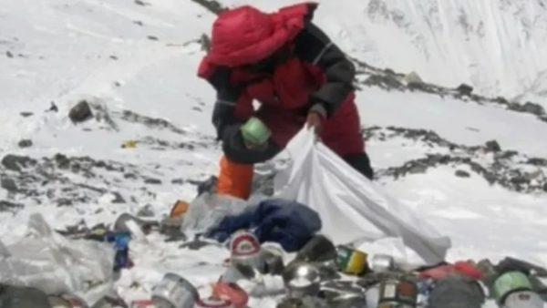 Debido a la contaminación, esta es la decisión drástica que tomaron para quienes decidan escalar el Monte Everest