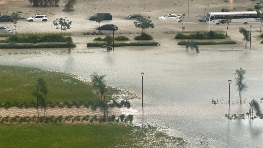 El fenómeno meteorológico que se dio en Dubai y que asusta a los científicos de cara al futuro