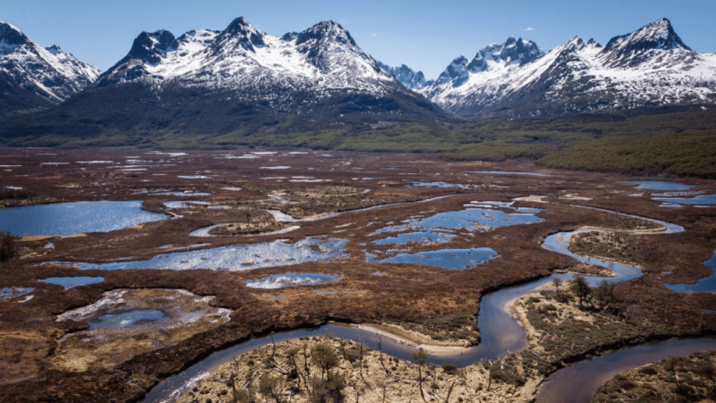 Cambio climático: así una fotógrafa argentina busca proteger los glaciares negros de Tierra del Fuego