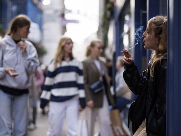 Reino Unido busca prohibir que los jóvenes puedan comprar tabaco de por vida
