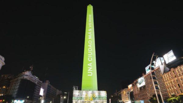 Por qué el Obelisco apareció revestido de plástico reciclado