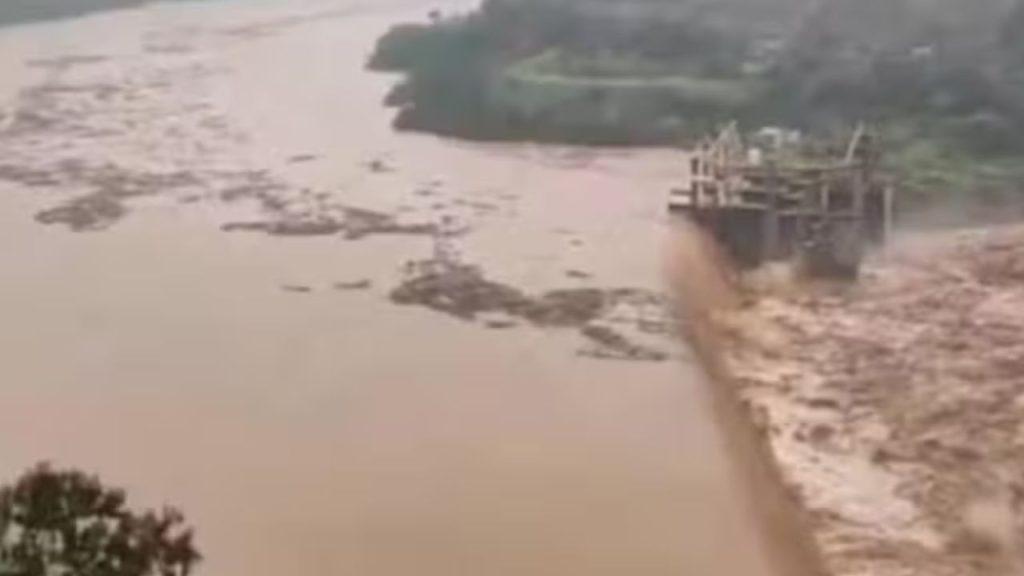 En Brasil, se rompió una represa de agua y evacuaron la zona por el riesgo de derrumbe