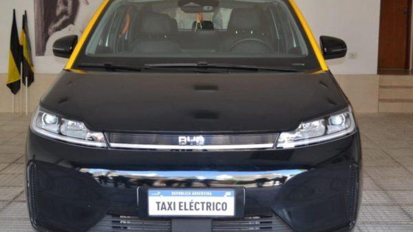 Cómo es el auto eléctrico que podría renovar la flota de taxis en la Ciudad de Buenos Aires